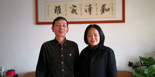 奔月塑膠：十年堅持，香飄四溢