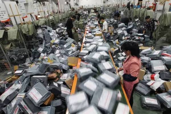 緩解塑料快遞包裝污染，亟待理順誰來為環保買單？