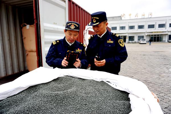 金陵海關查獲違規進口廢塑料逾百噸