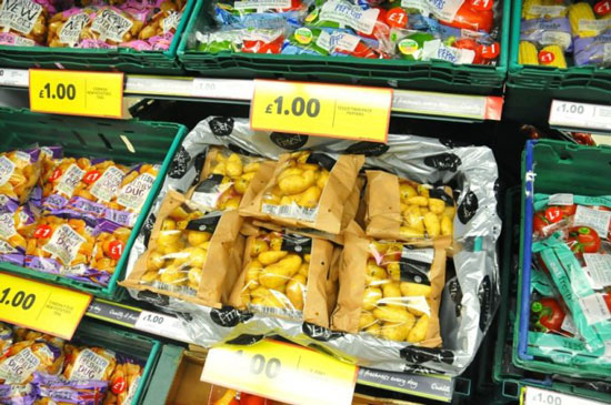 塑料袋收費(fèi)難見成效 英國(guó)超市變招提供紙袋