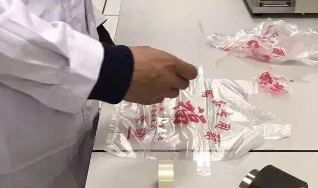 直接拿塑料袋裝熱包子安全嗎？這里有份檢測報告