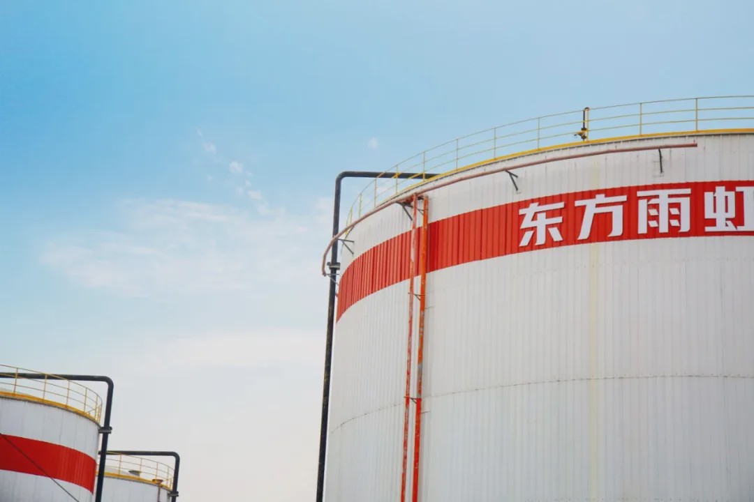 東方雨虹：從“貧民窟”里走出的百萬富翁