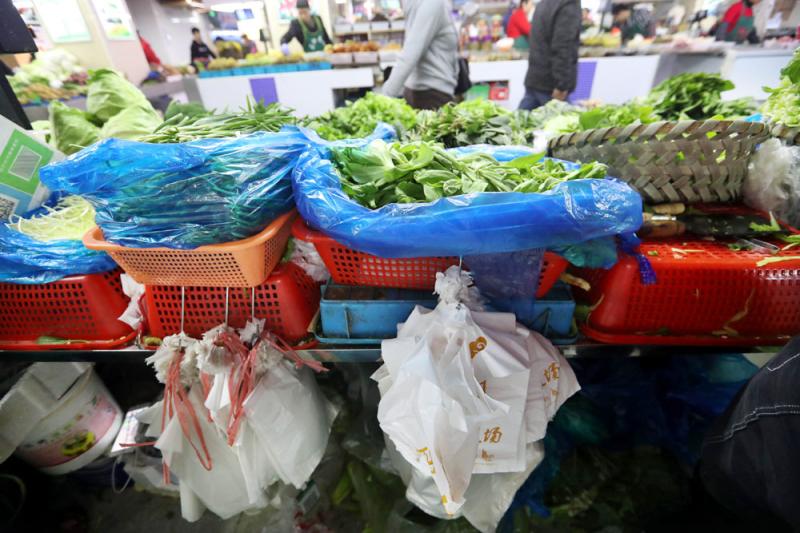 禁用不可降解塑料袋要用好“市場之手”