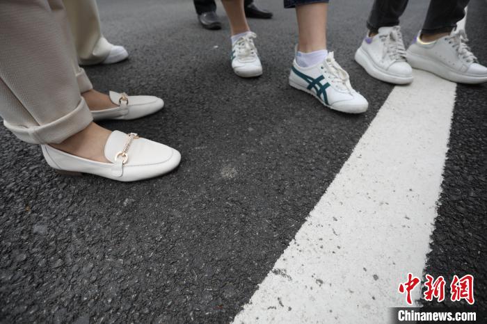 中國首條廢塑料再生環(huán)保路在上海建成揭幕