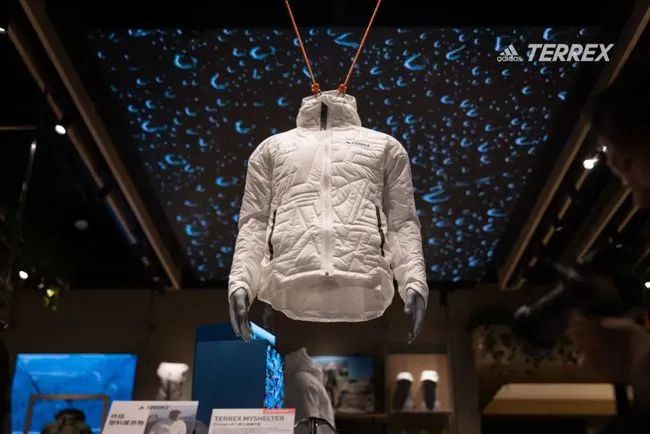 阿迪達(dá)斯推出整件衣服由100%再生纖維制成的衛(wèi)衣