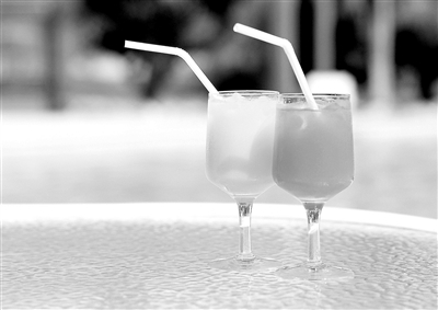 一杯飲料的味道也許真的和不同的吸管有關(guān)